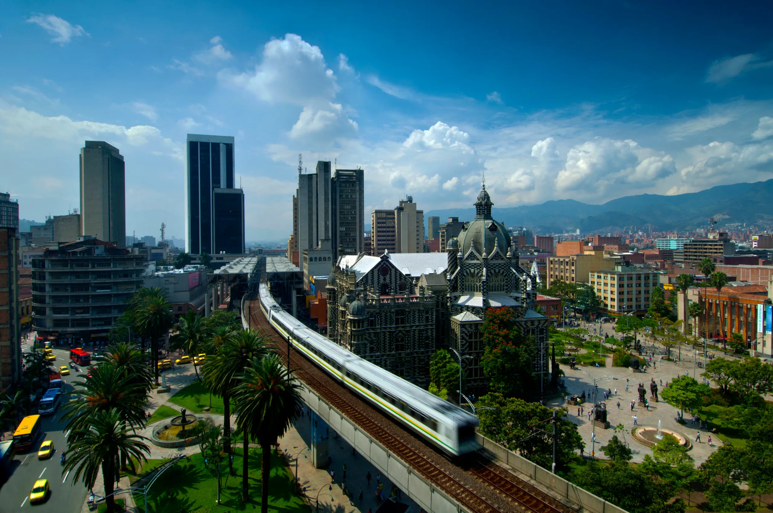 O Palacio de la Cultura junto ao metrô ao pôr do sol