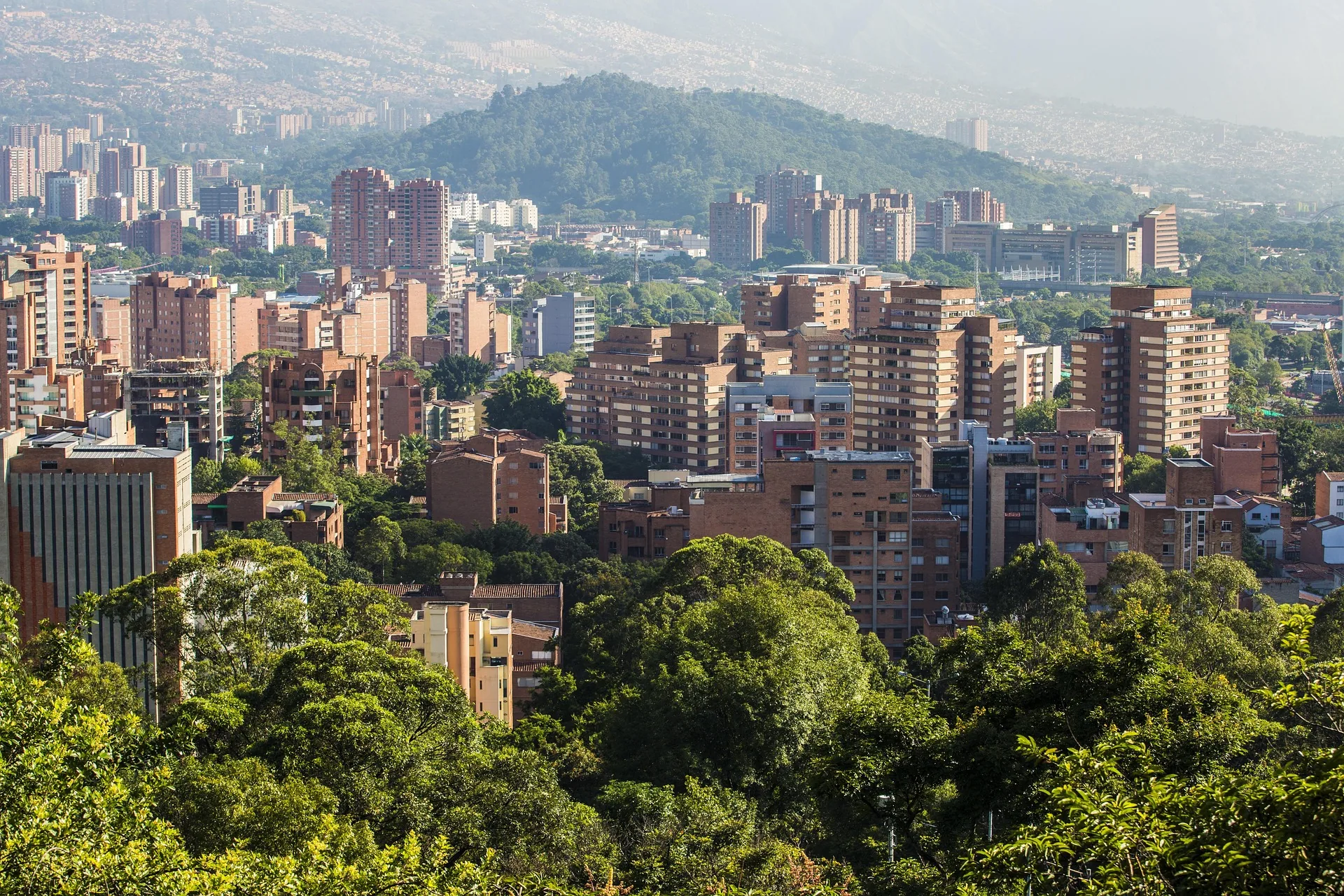 Torres de apartamentos sobre as colinas verdes de El Poblado, Medellín