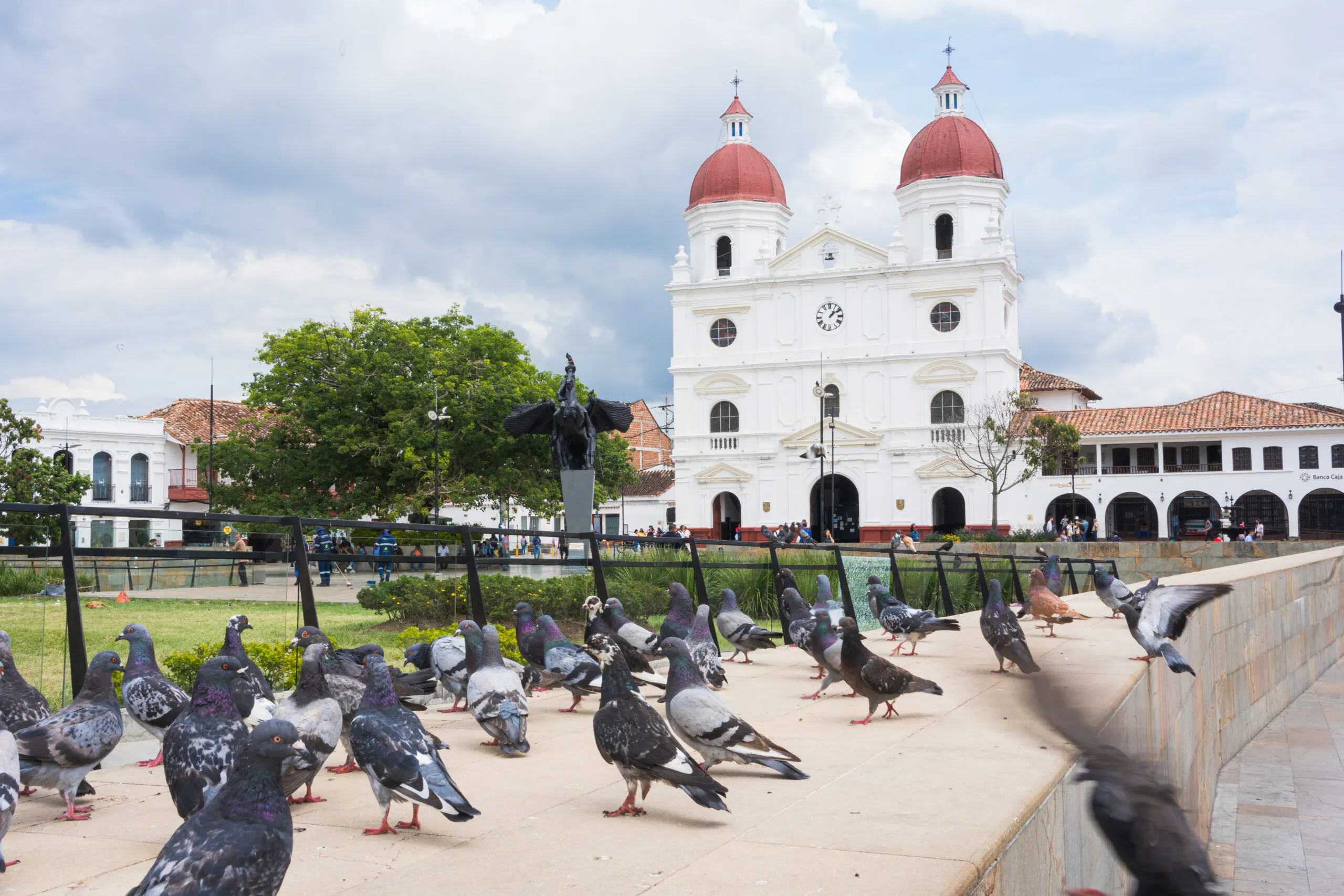 El parque principal de Rionegro y la Catedral de San Nicolás