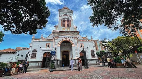 Le Parque de Sabaneta et l'église Santa Ana