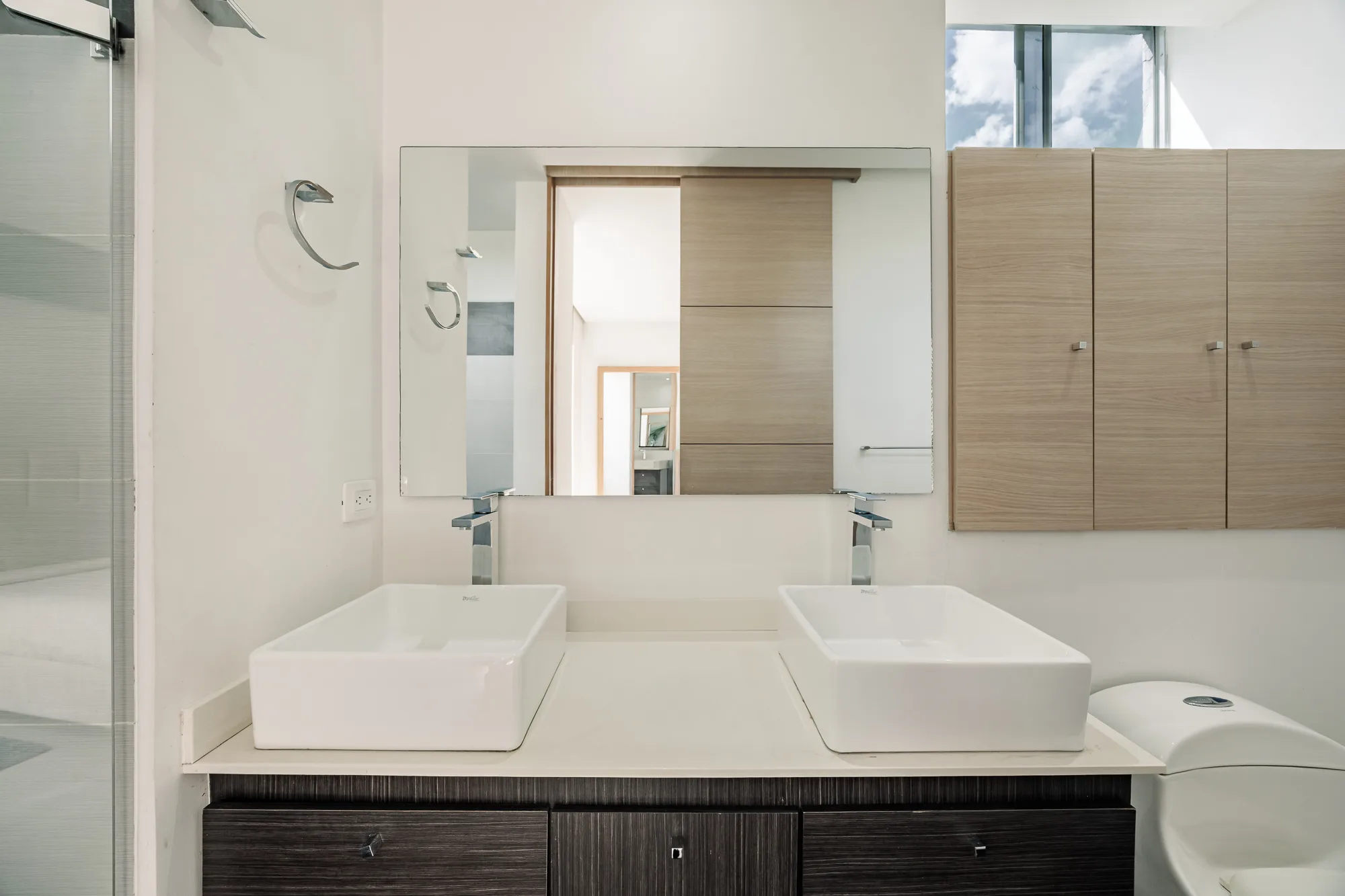 Ensuite master bathroom with a double vanity at Balcón Verde, El Poblado