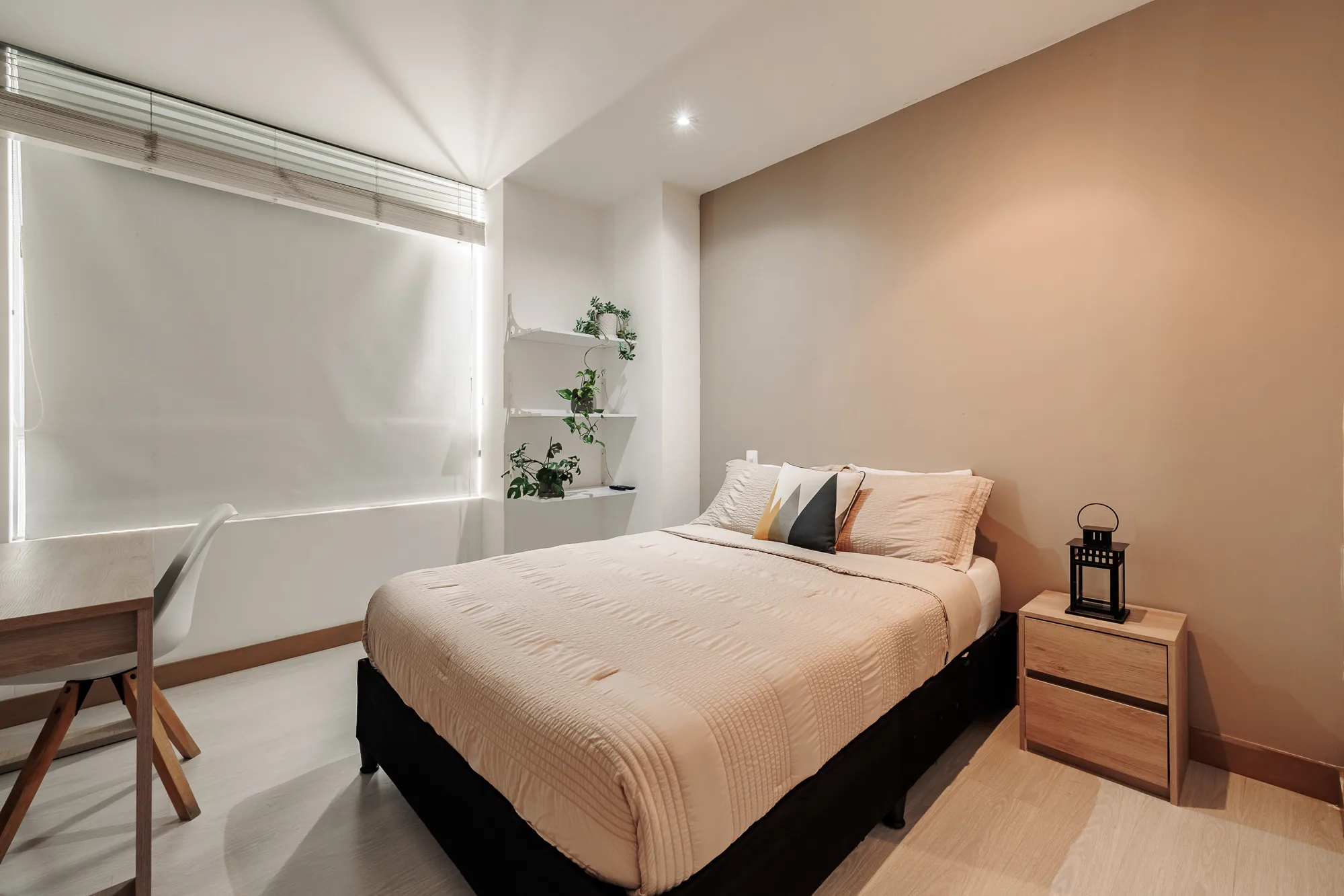 Second bedroom and its work desk from the window side at Balcón Verde, El Poblado
