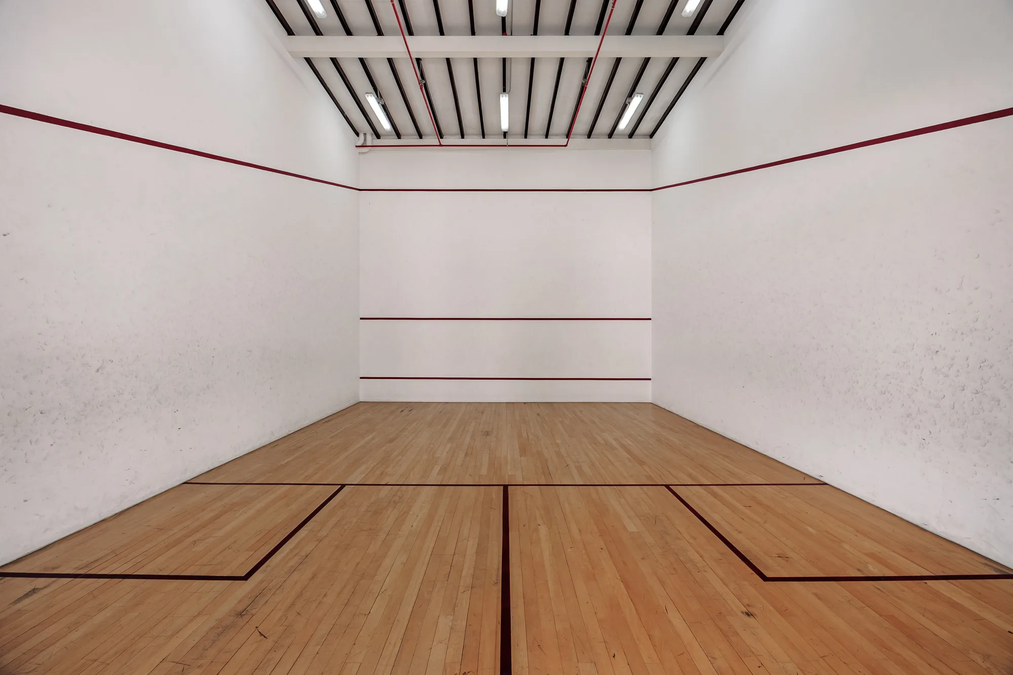 Indoor squash court in the building at Balcón Verde, El Poblado