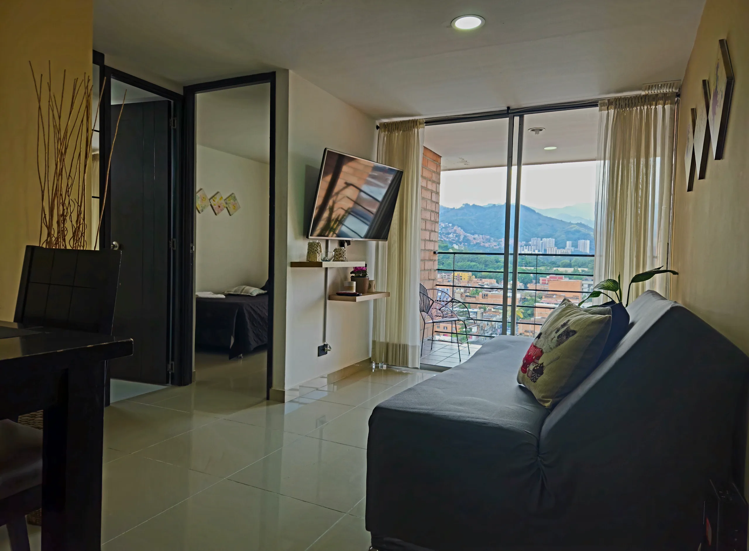 Casa Sol — City Views in Cristo Rey, Medellín