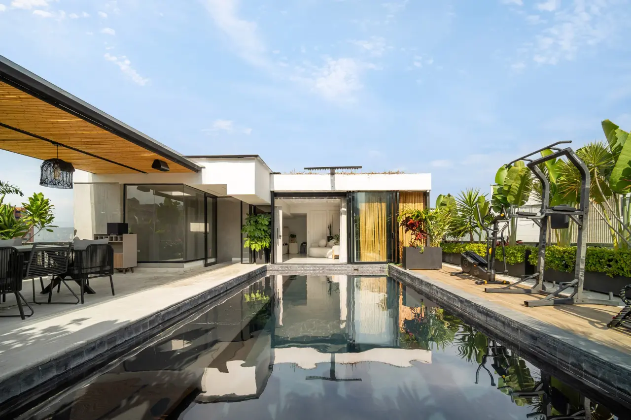 El Poblado Penthouse — Waterfall Pool & 3 Cinemas in El Poblado, Medellín
