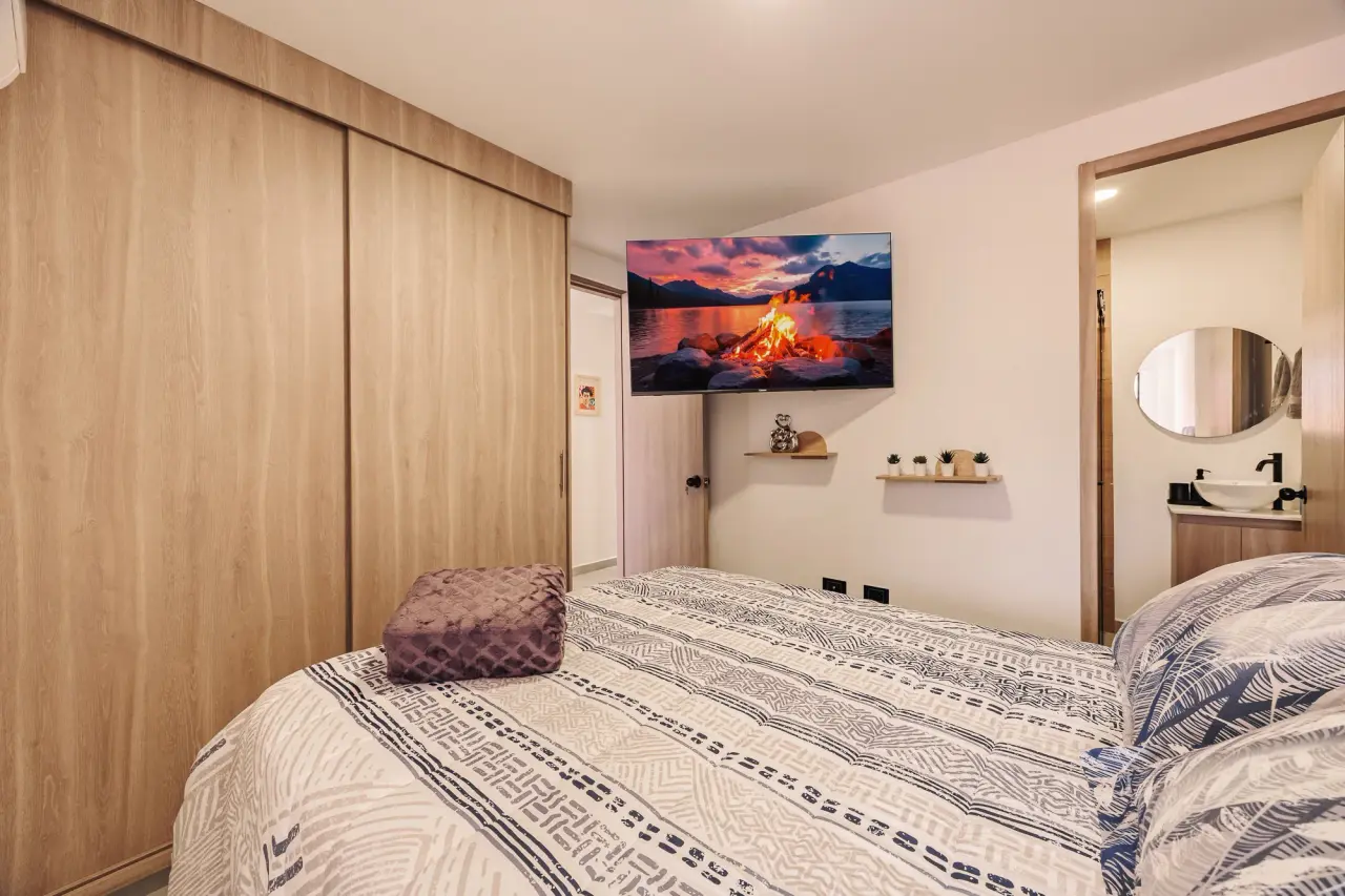 Main bedroom: sliding wardrobe, wall TV and the door to its own bathroom