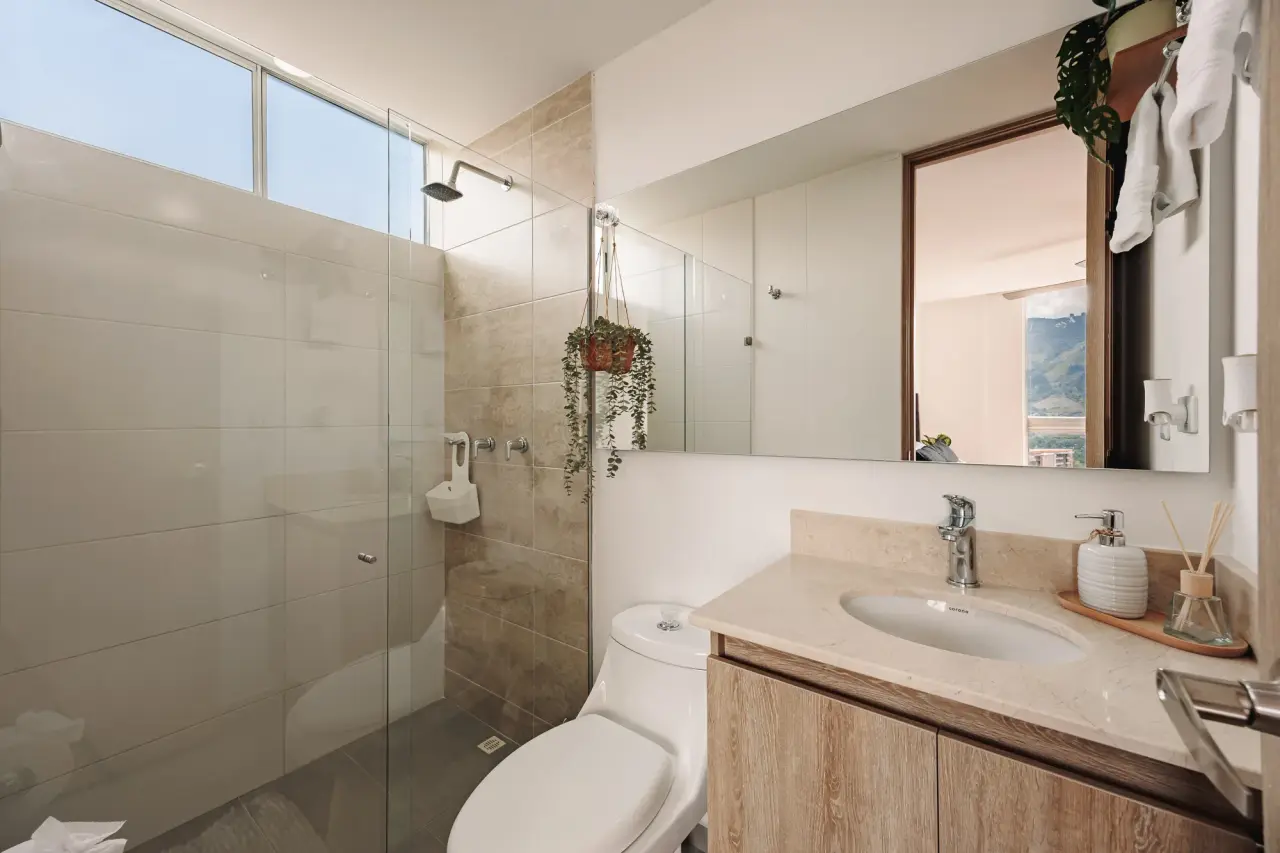 Main bathroom: glass shower, vanity and toilet